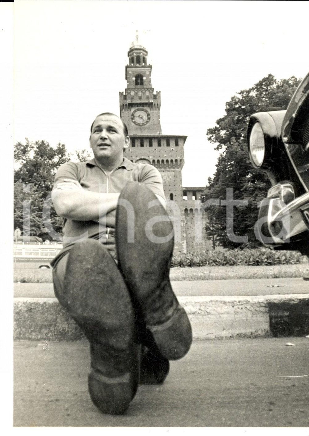 Fotografia d epoca originale 1968 MILANO Mister Piedone Edgardo RANA, il tassista che calza il 51 Foto 1
