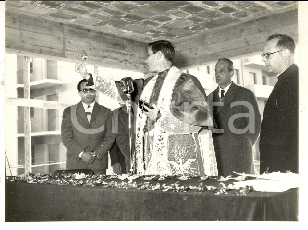 Fotografia d epoca originale 1959 GENOVA Acciaierie CORNIGLIANO La benedizione delle chiavi Foto 18x13 1