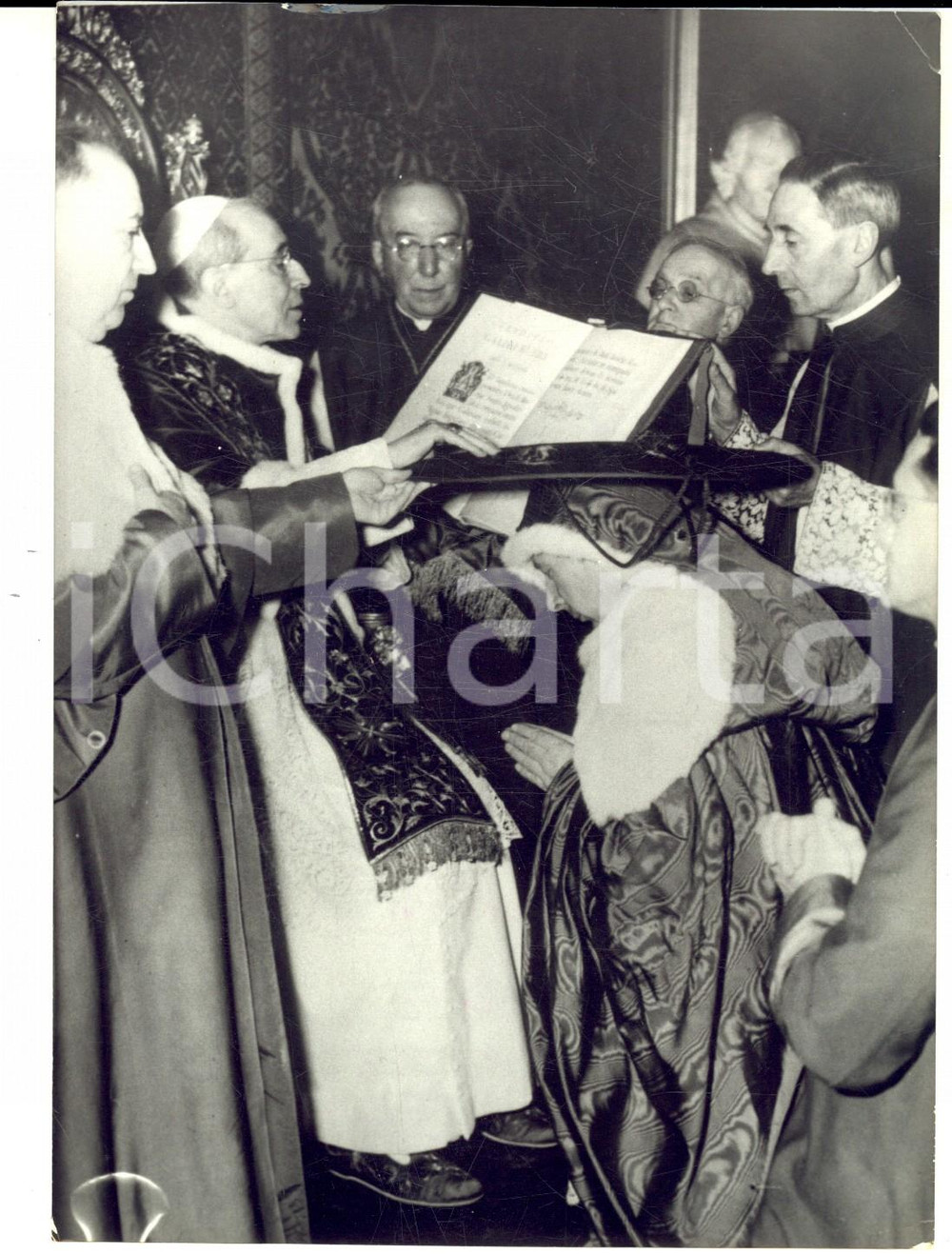 Fotografia d epoca originale 1957 ROMA Papa PIO XII impone il galero rosso al card. Stefan WYSZYNSKY Foto 1