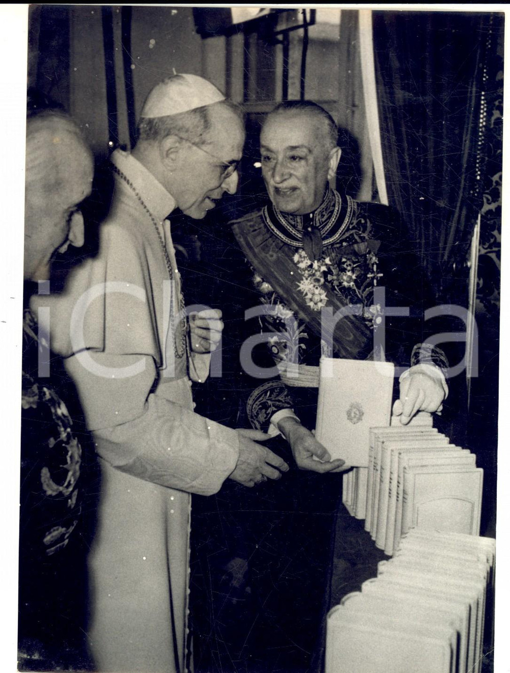 Fotografia d epoca originale 1957 ROMA Papa PIO XII riceve da Wladimir D ONNESSON 45 volumi sulla pace Foto 1