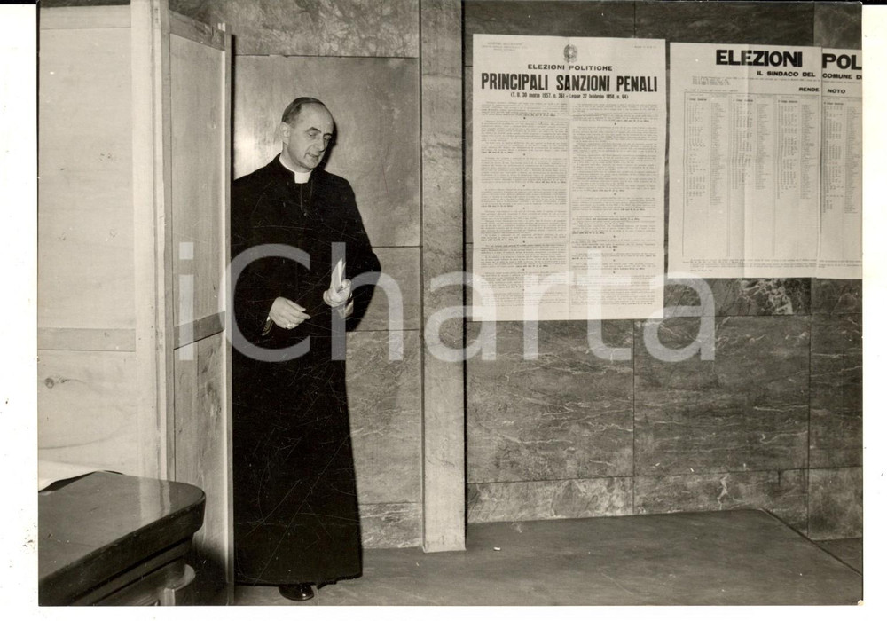 Fotografia d epoca originale 1958 MILANO ELEZIONI POLITICHE Mons. Giovanni Battista MONTINI al seggio Foto 1