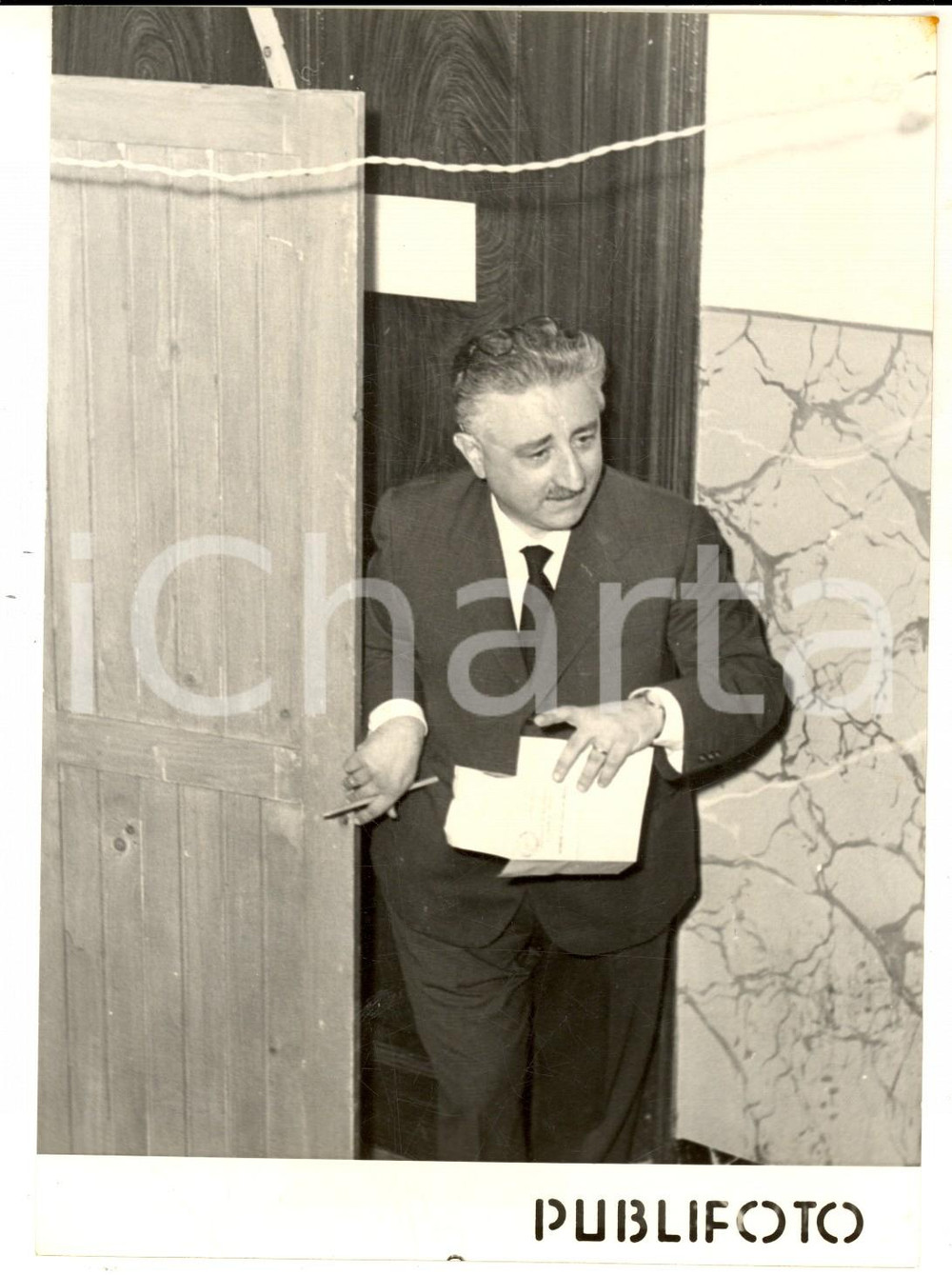 Fotografia d epoca originale 1958 NAPOLI ELEZIONI POLITICHE Presidente Giovanni LEONE alle urne Foto 1