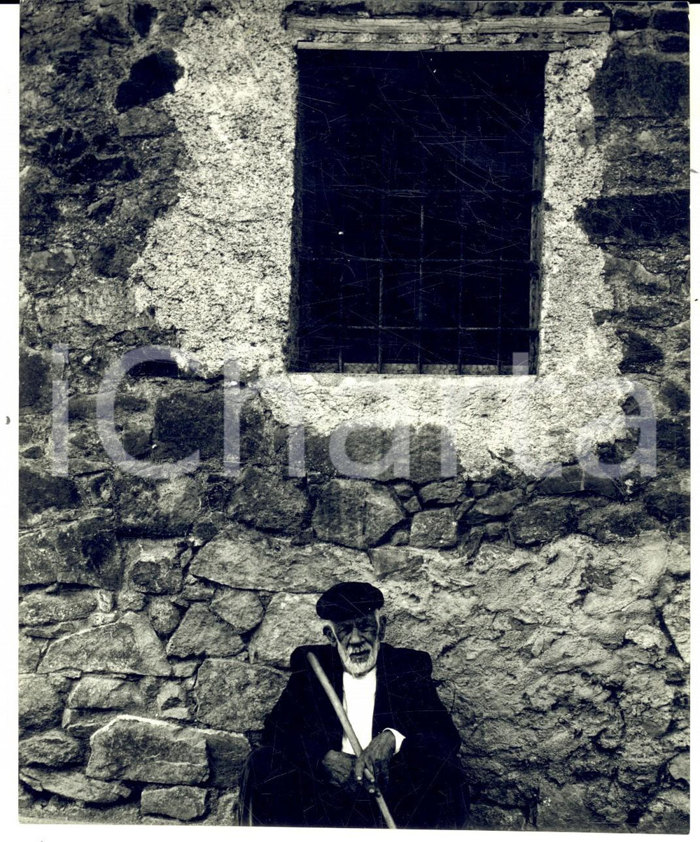 Fotografia d epoca originale 1960 ca AREA LIGURE Anziano abitante di una dimora di campagna Foto 14x18 1