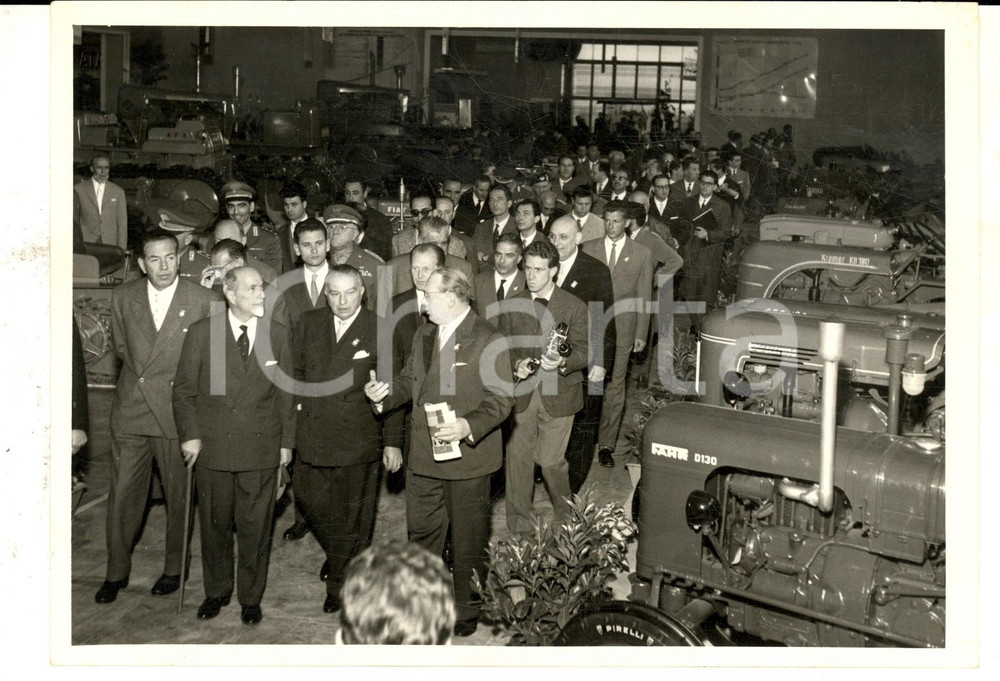 Fotografia d epoca originale 1957 TORINO PALAZZO ESPOSIZIONI Giuseppe MEDICI al 1Â° Salone del Trattore Foto 1