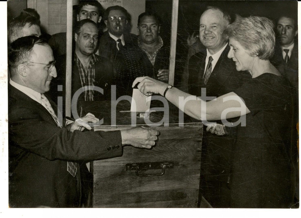 Fotografia d epoca originale 1958 FRANCE REFERENDUM Jeannette VERMEERSCH Maurice THOREZ au bureau Ã©lectoral 1