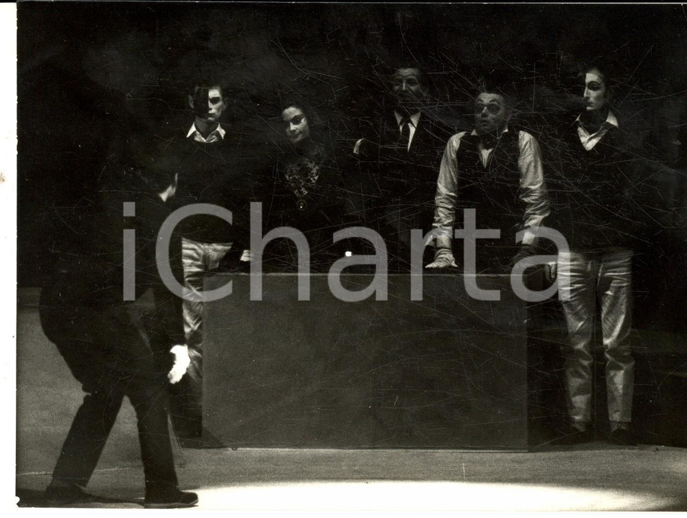 Fotografia d epoca originale 1960 ca TEATRO MILANO ? Una compagnia di attori in scena Foto 18x14 cm 1