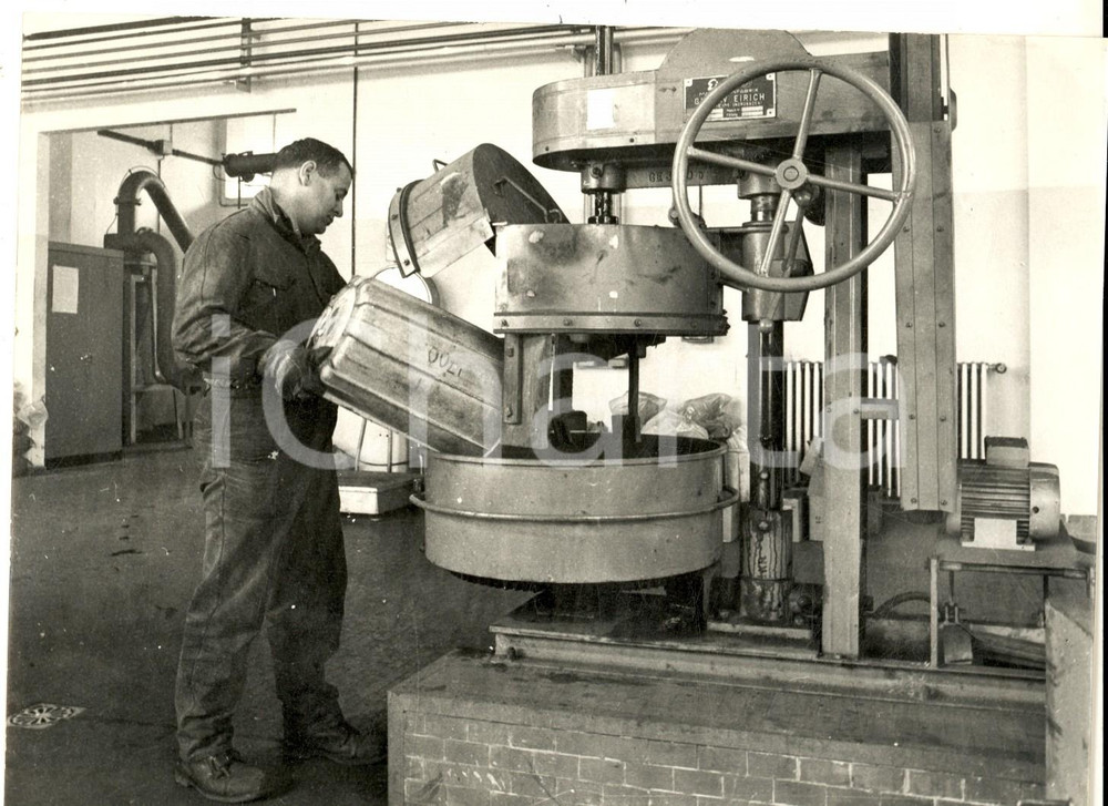 Fotografia d epoca originale 1960 ca AREA DI GENOVA Operaio addetto a uno stabilimento industriale Foto 1