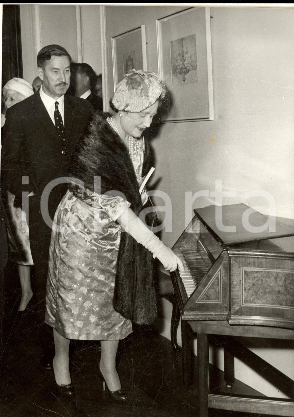 1959 PARIS Reine-Mère ELIZABETH d'Angleterre au Musée d'Arts Décoratifs *Photo