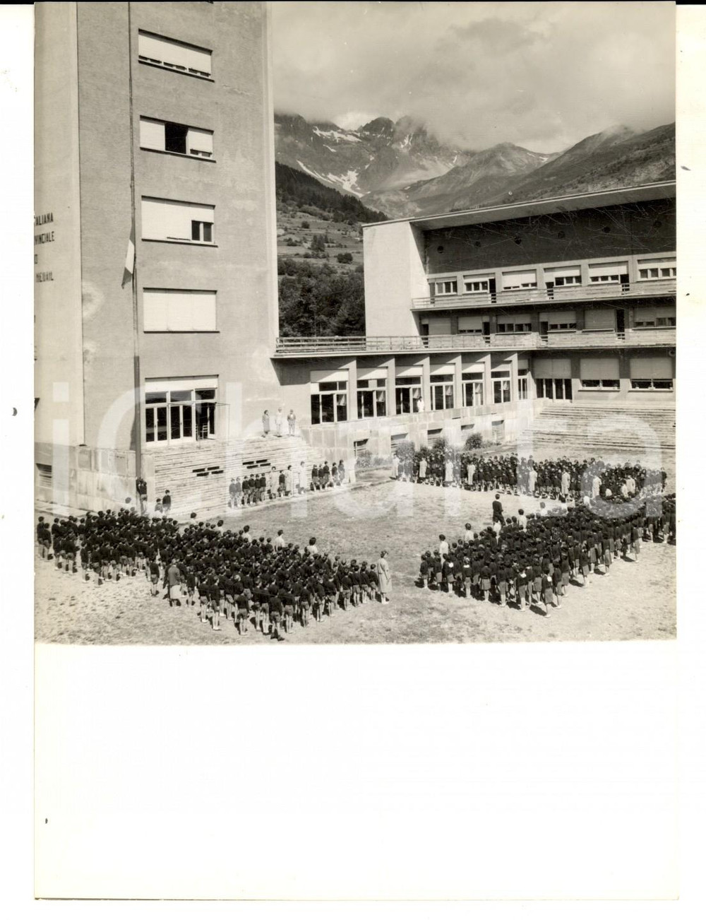 Fotografia d epoca originale 1960 ca BARDONECCHIA Colonia MEDAIL Bambini accolgono politico in visita Foto 1
