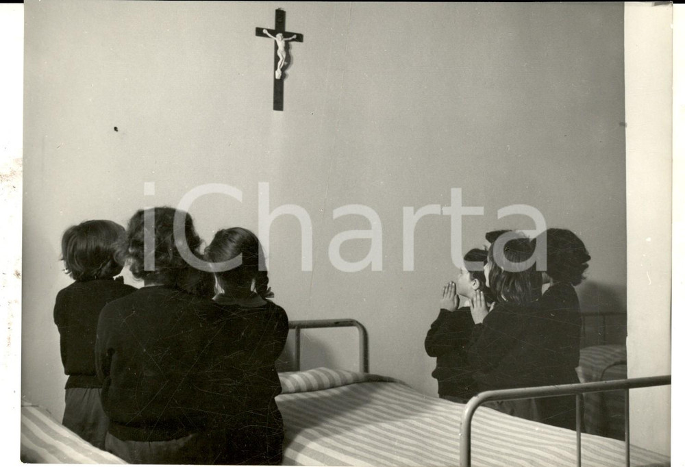 Fotografia d epoca originale 1960 ca BARDONECCHIA Colonia MEDAIL Bambini in preghiera nelle camerate Foto 1