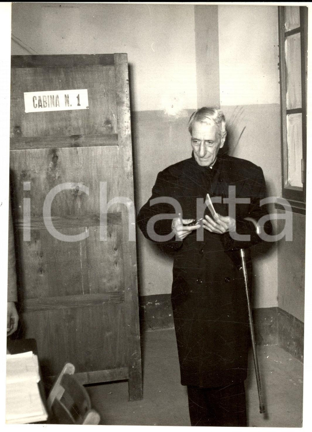 Fotografia d epoca originale 1958 ROMA ELEZIONI POLITICHE Don Luigi STURZO alle urne Fotografia 1