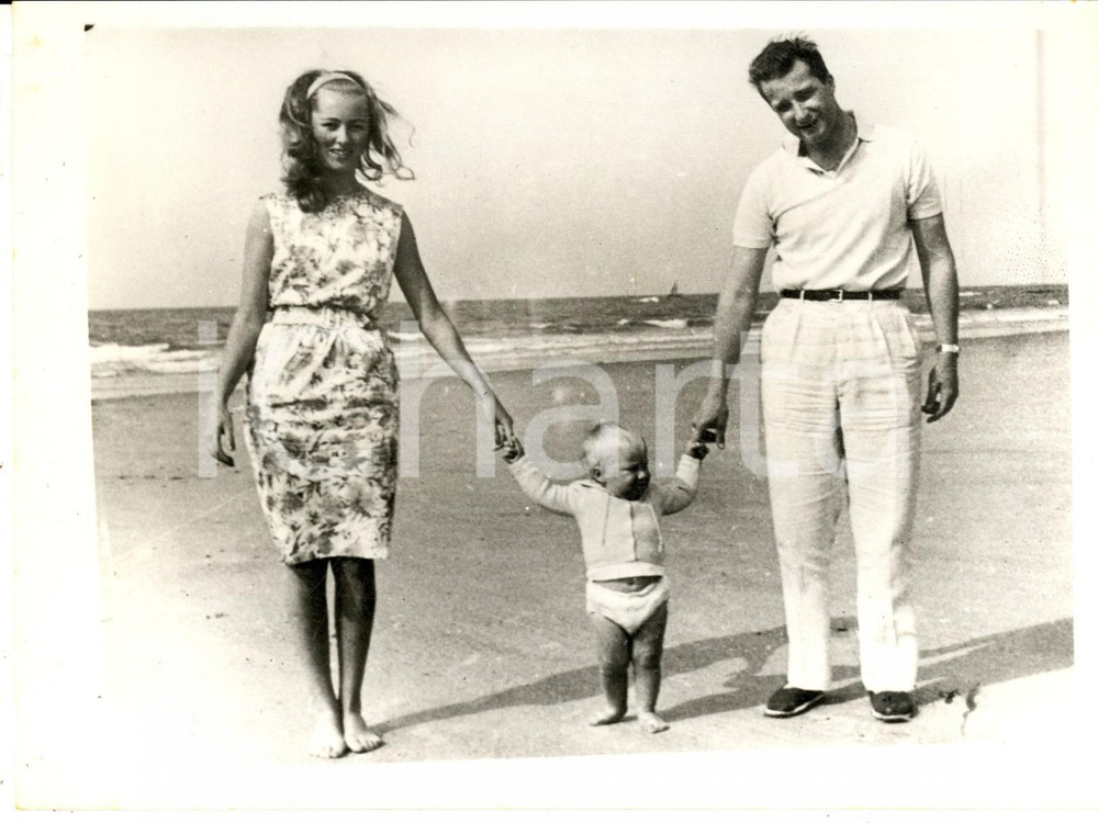 Fotografia d epoca originale 1961 BELGIO Principi Alberto e Paola in vacanza con il figlio Filippo Foto 1