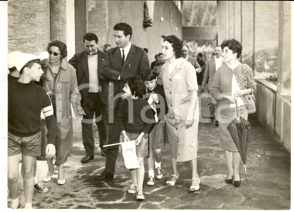 Fotografia d epoca originale 1960 ca BARDONECCHIA Colonia MEDAIL Politico in visita alla struttura rinnovata 1