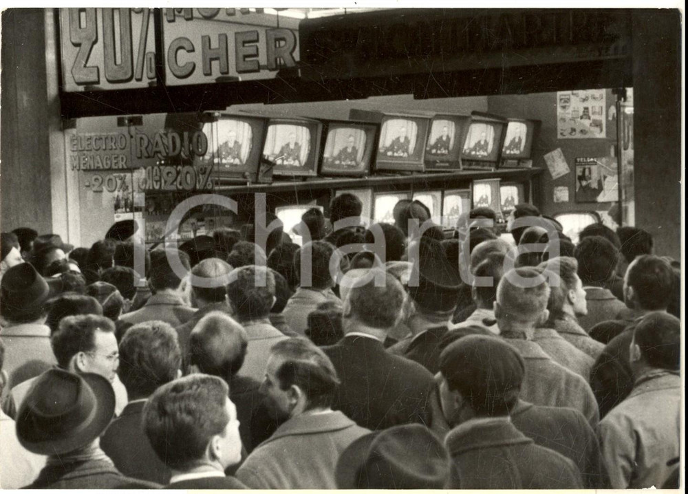 Fotografia d epoca originale 1960 PARIS Magasins TELEVISION Foule Ã©coute le discours du gÃ©nÃ©ral DE GAULLE 1