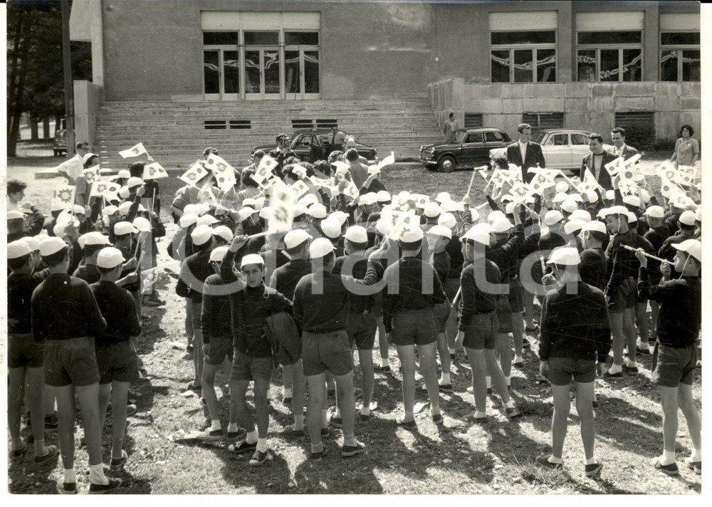 Fotografia d epoca originale 1960 ca BARDONECCHIA Colonia MEDAIL Bambini accolgono politico in visita  Foto 1