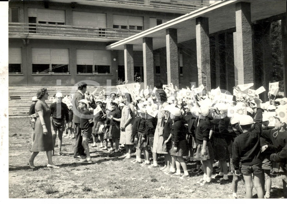Fotografia d epoca originale 1960 ca BARDONECCHIA Colonia MEDAIL Bambini accolgono un politico in visita 1