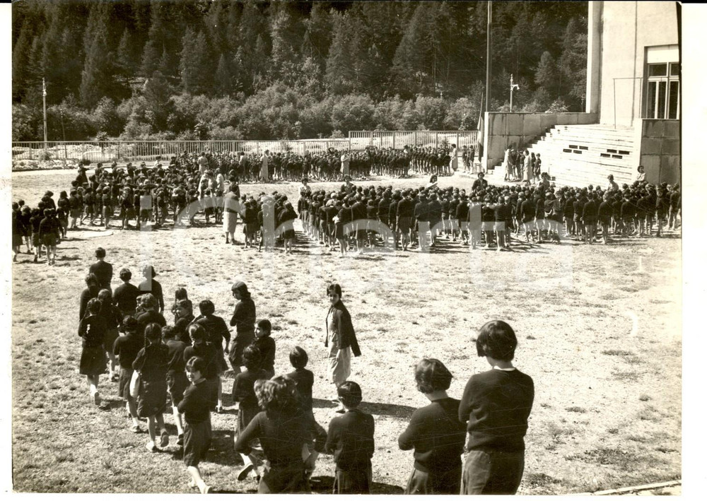 Fotografia d epoca originale 1960 ca BARDONECCHIA Colonia MEDAIL Bambini in fila per la visita di un politico 1
