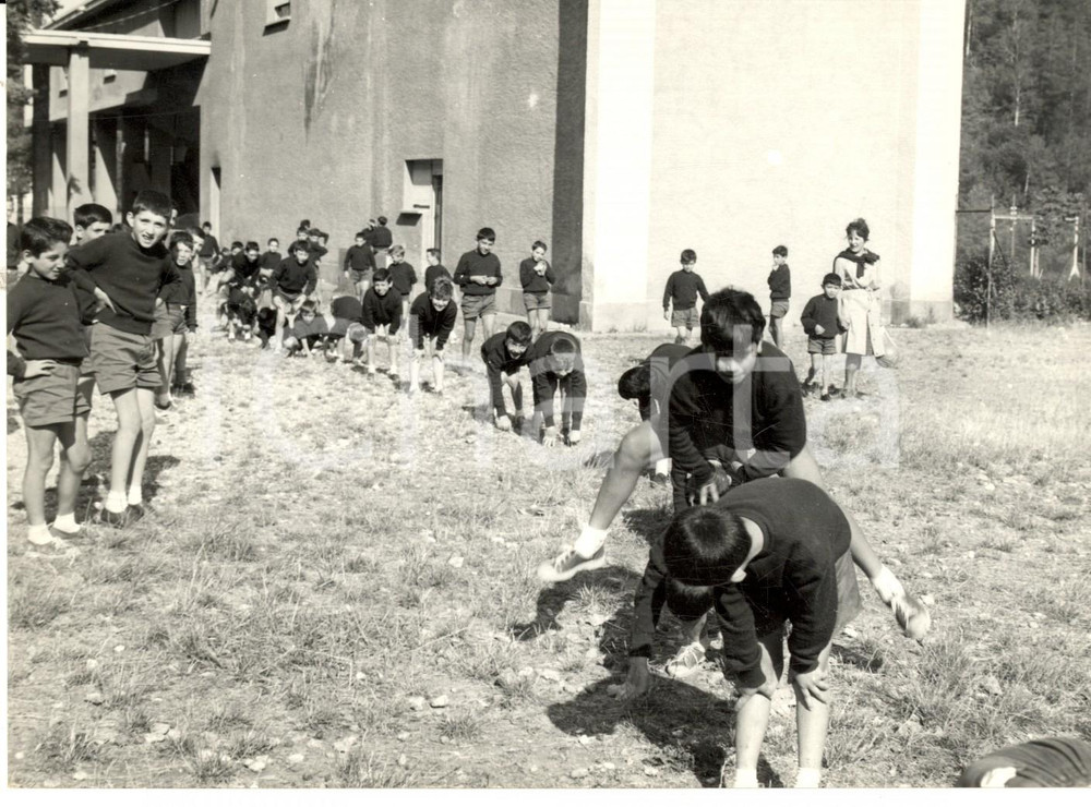 Fotografia d epoca originale 1960 ca BARDONECCHIA Colonia MEDAIL Bambini giocano alla cavallina Foto 1