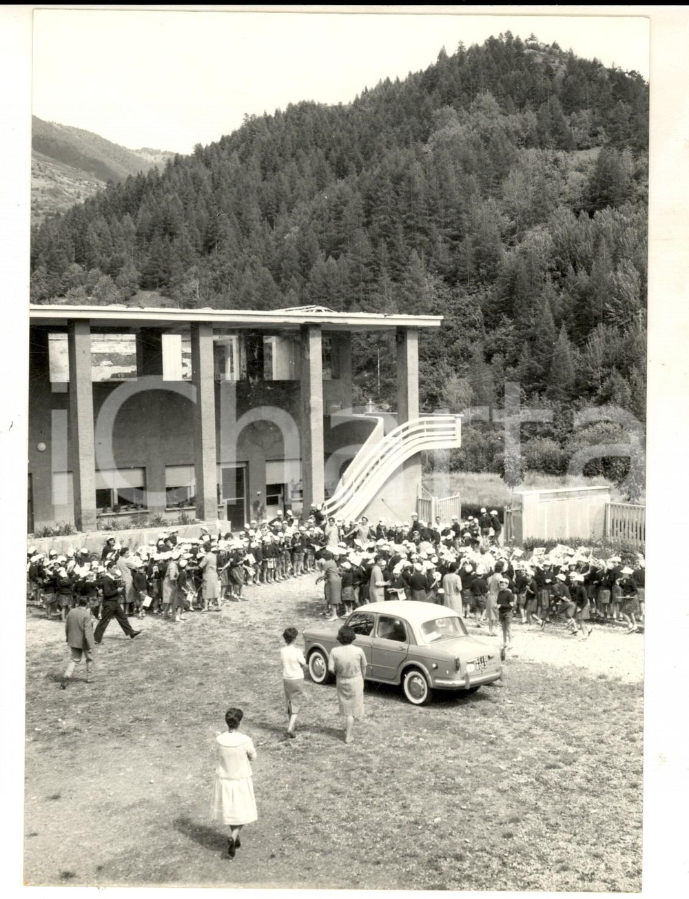 Fotografia d epoca originale 1960 ca BARDONECCHIA Colonia MEDAIL L arrivo di un politico in visita Foto 1