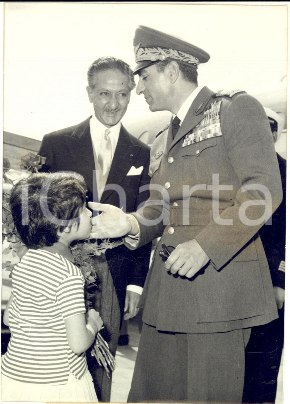 Fotografia d epoca originale 1959 PARIS Lo sciÃ  Reza PAHLAVI accolto dalla figlia del console dell IRAN Foto 1