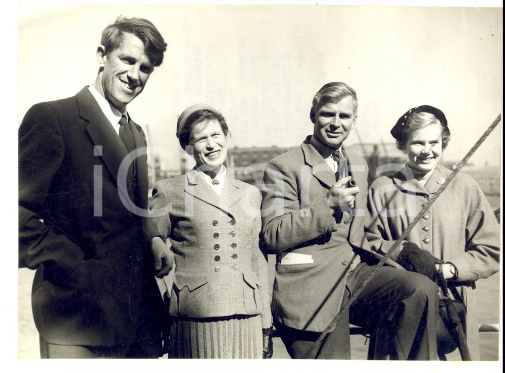 Fotografia d epoca originale 1956 LONDON Vivian FUCHS and Edmund HILLARY return from ANTARCTIC EXPEDITION 1