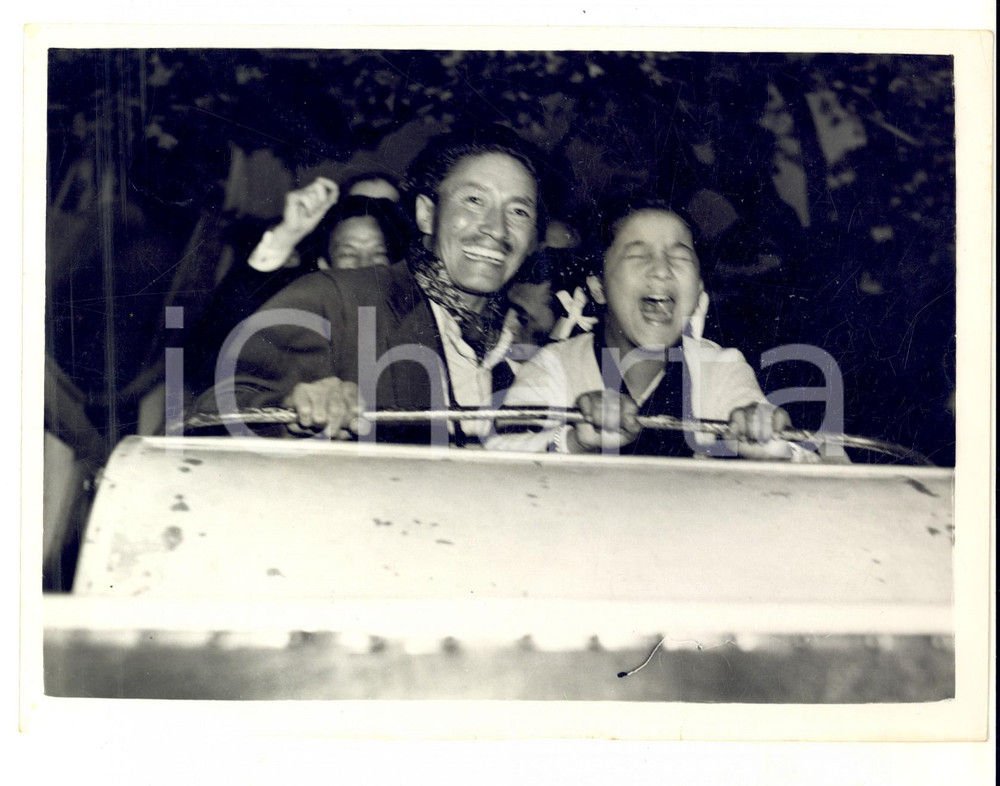 Fotografia d epoca originale 1953 LONDON Festival PLEASURE GARDENS Tenzing NORGAY riding on the Big Dipper 1