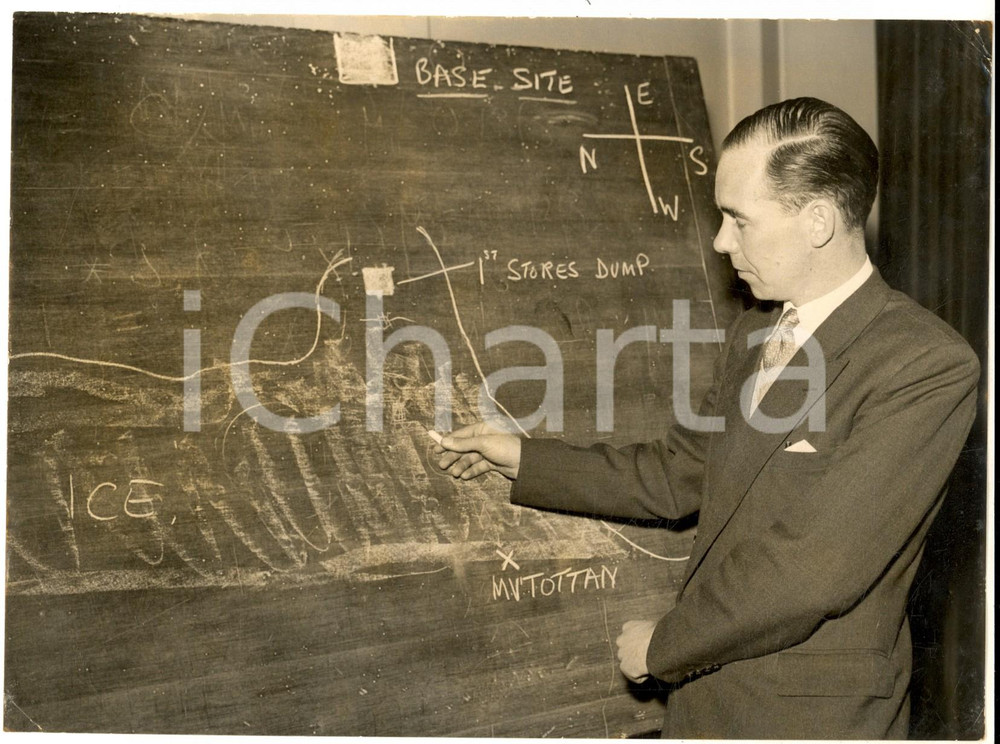 Fotografia d epoca originale 1956 LONDON George HEMMEN describes the TOTTAN s story in ANTARCTICA Photo 1