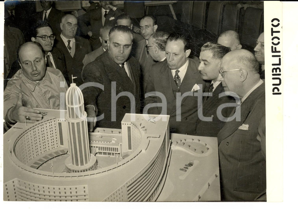 Fotografia d epoca originale 1953 ROMA TERMINI Presentazione del progetto autostazione con eliporto Foto 1