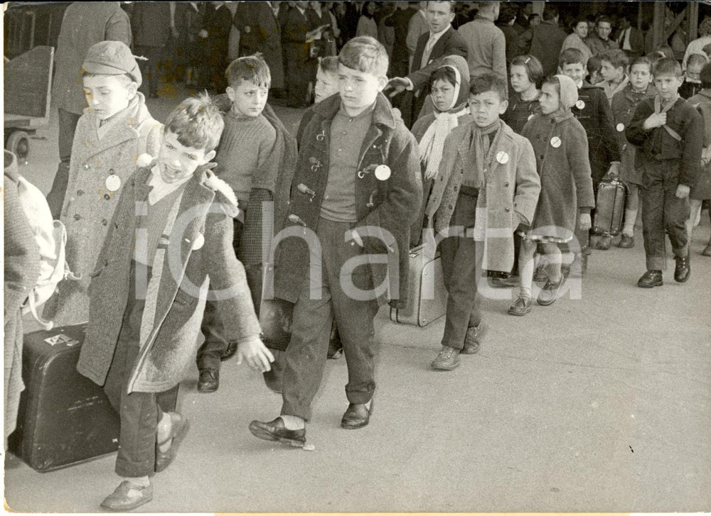 Fotografia d epoca originale 1959 PARIS GARE DE LYON Groupe d enfants Ã  la rentrÃ©e Photo VINTAGE 18x13 cm 1