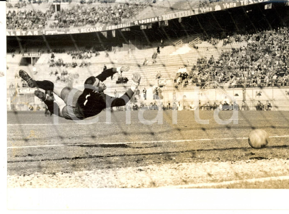 Fotografia d epoca originale 1960 ca CALCIO SERIE A MILANGENOA Secondo goal del Milan su autorete Foto 1