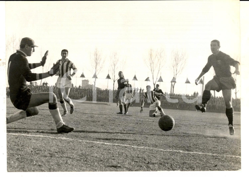 Fotografia d epoca originale 1962 CALCIO SERIE B SIMMENTHAL MONZA GENOA Occasione mancata da Eddie FIRMANI 1