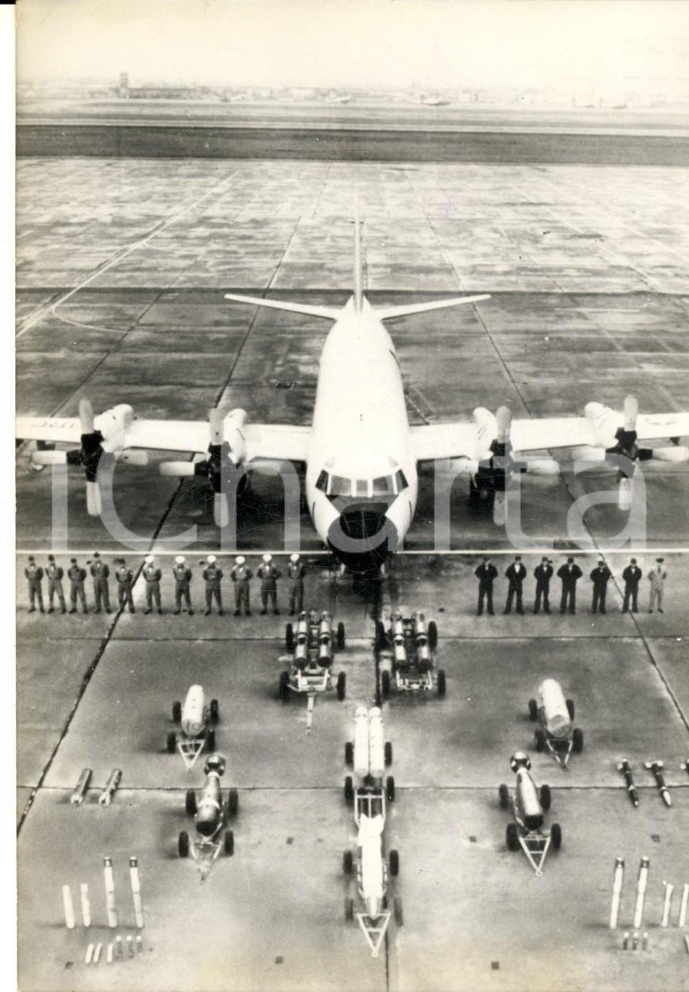 Fotografia d epoca originale 1966 US AIR FORCE Imbarco dell arsenale sul LOCKHEED P3 ORION Foto 13x18 1