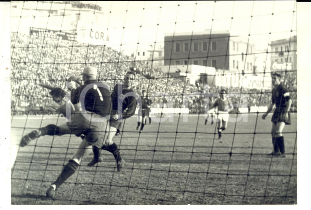Fotografia d epoca originale 1960 ca CALCIO SERIE A NAPOLIGENOA Uscita di Ottavio BUGATTI Foto 18x13 cm 1
