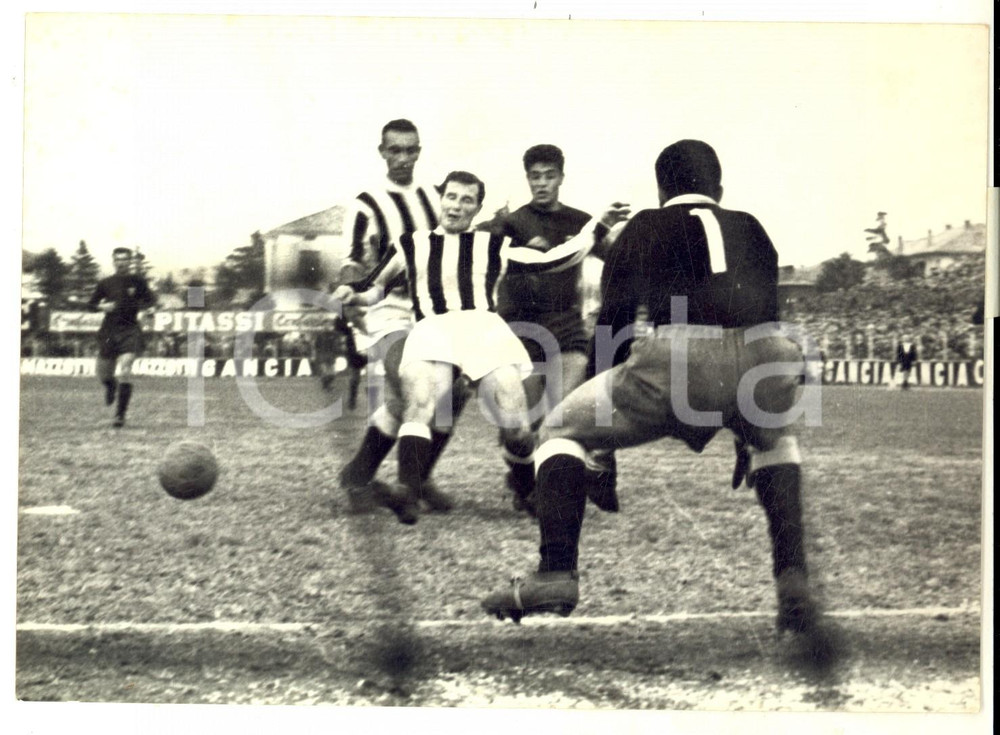 Fotografia d epoca originale 1959 CALCIO SERIE A UDINESEGENOA Intervento di Renato VALENTI e Umberto PINARDI 1