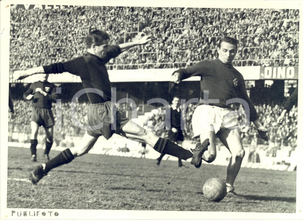 Fotografia d epoca originale 1959 CALCIO SERIE A GENOAFIORENTINA Eros BERALDO interviene su Kurt HAMRIN Foto 1