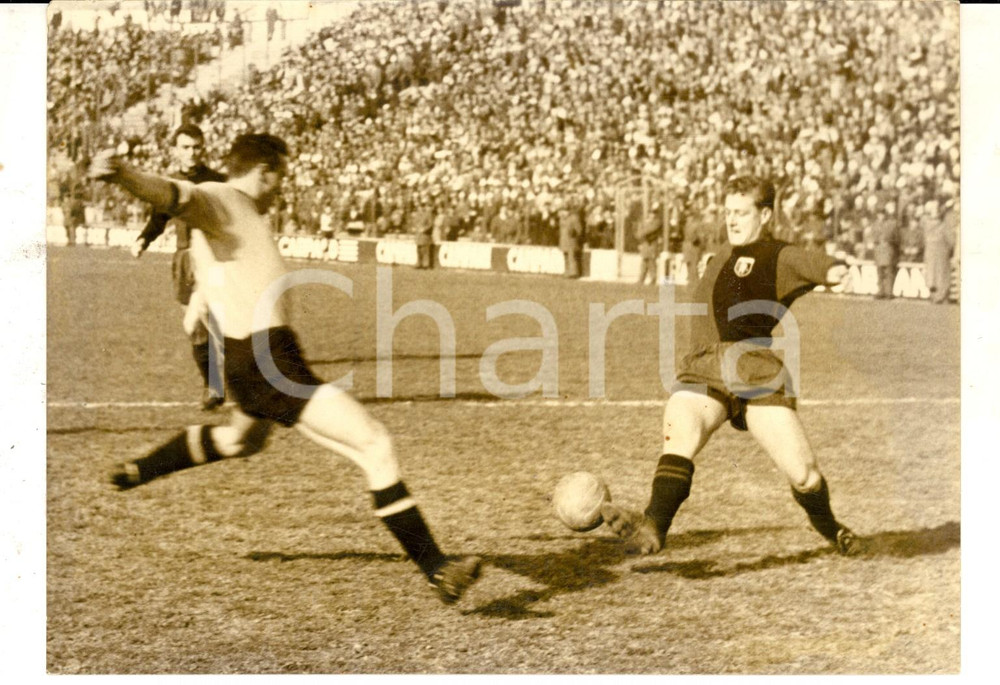 Fotografia d epoca originale 1960 CALCIO SERIE A PALERMOGENOA Due calciatori su un pallone Foto 18x13 1