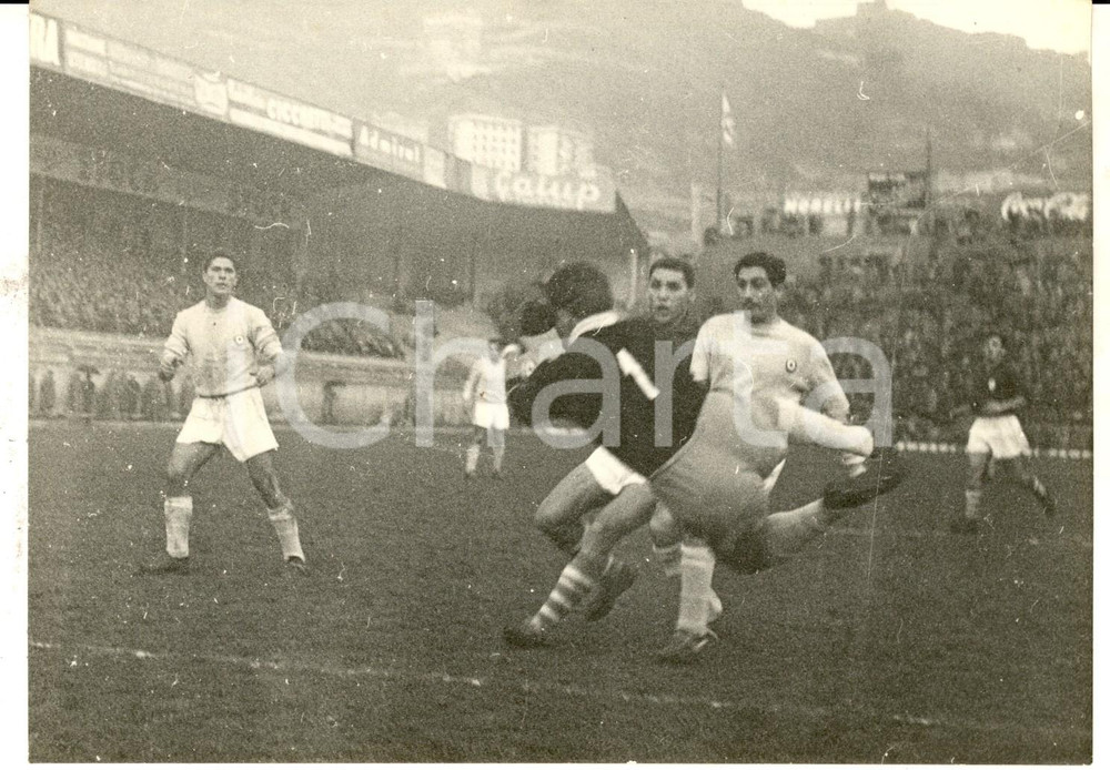 Fotografia d epoca originale 1965 CALCIO SERIE B GENOAPISA Uscita del portiere in area Foto 18x13 cm 1