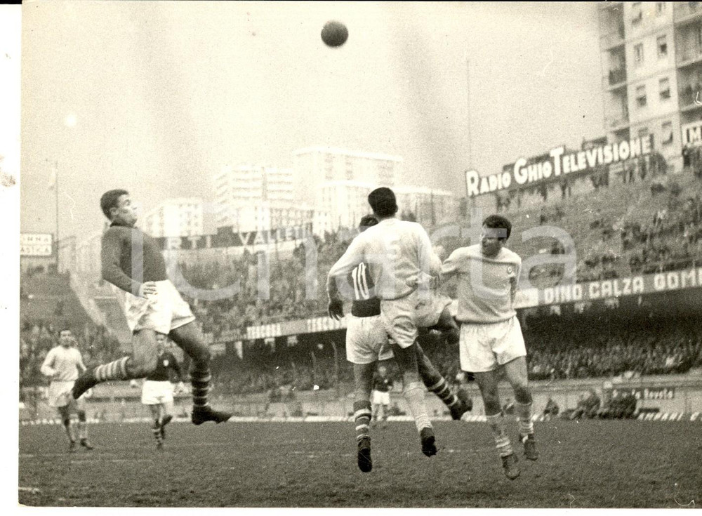 Fotografia d epoca originale 1965 CALCIO SERIE B GENOAPISA Contrasto tra giocatori Foto 18x13 cm 1