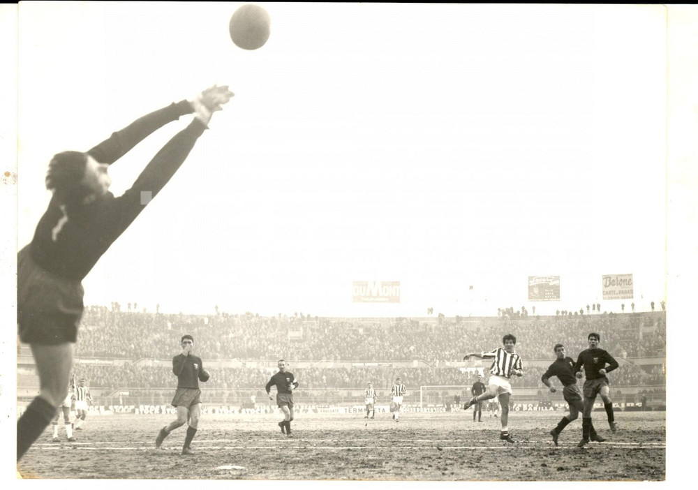 Fotografia d epoca originale 1963 CALCIO SERIE A JUVENTUSGENOA Giancarlo GALLESI respinge tiro Omar SIVORI 1