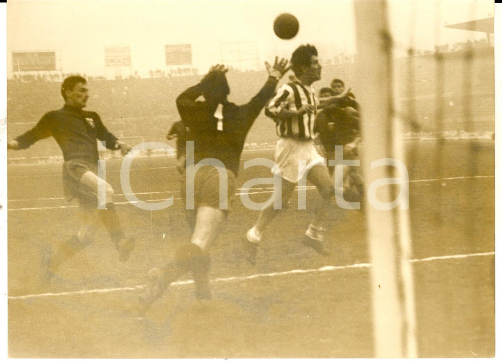 Fotografia d epoca originale 1965 ca CALCIO SERIE A JUVENTUSGENOA Mario DA POZZO respinge tiro Omar SIVORI 1