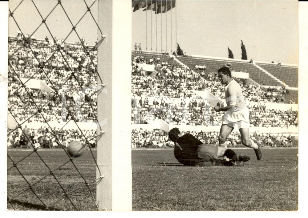 Fotografia d epoca originale 1958 ? CALCIO SERIE A LAZIOGENOA Humberto TOZZI segna il primo goal Foto 1