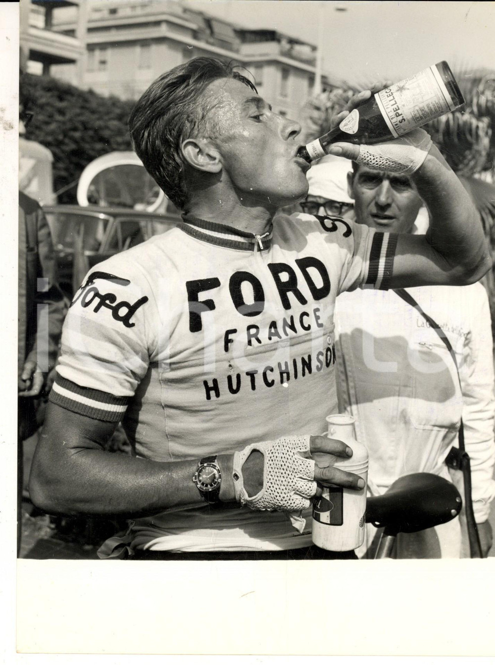 Fotografia d epoca originale 1966 GENOVA CICLISMO 49Â° GIRO D ITALIA Jacques ANQUETIL si disseta dopo una gara 1