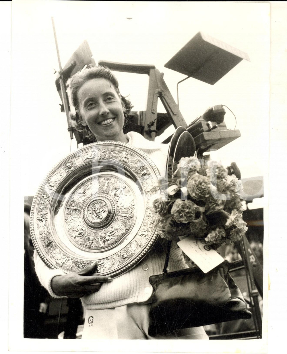 Fotografia d epoca originale 1961 TENNIS WIMBLEDON Champion Angela MORTIMER with the trophy Photo 20x15 1