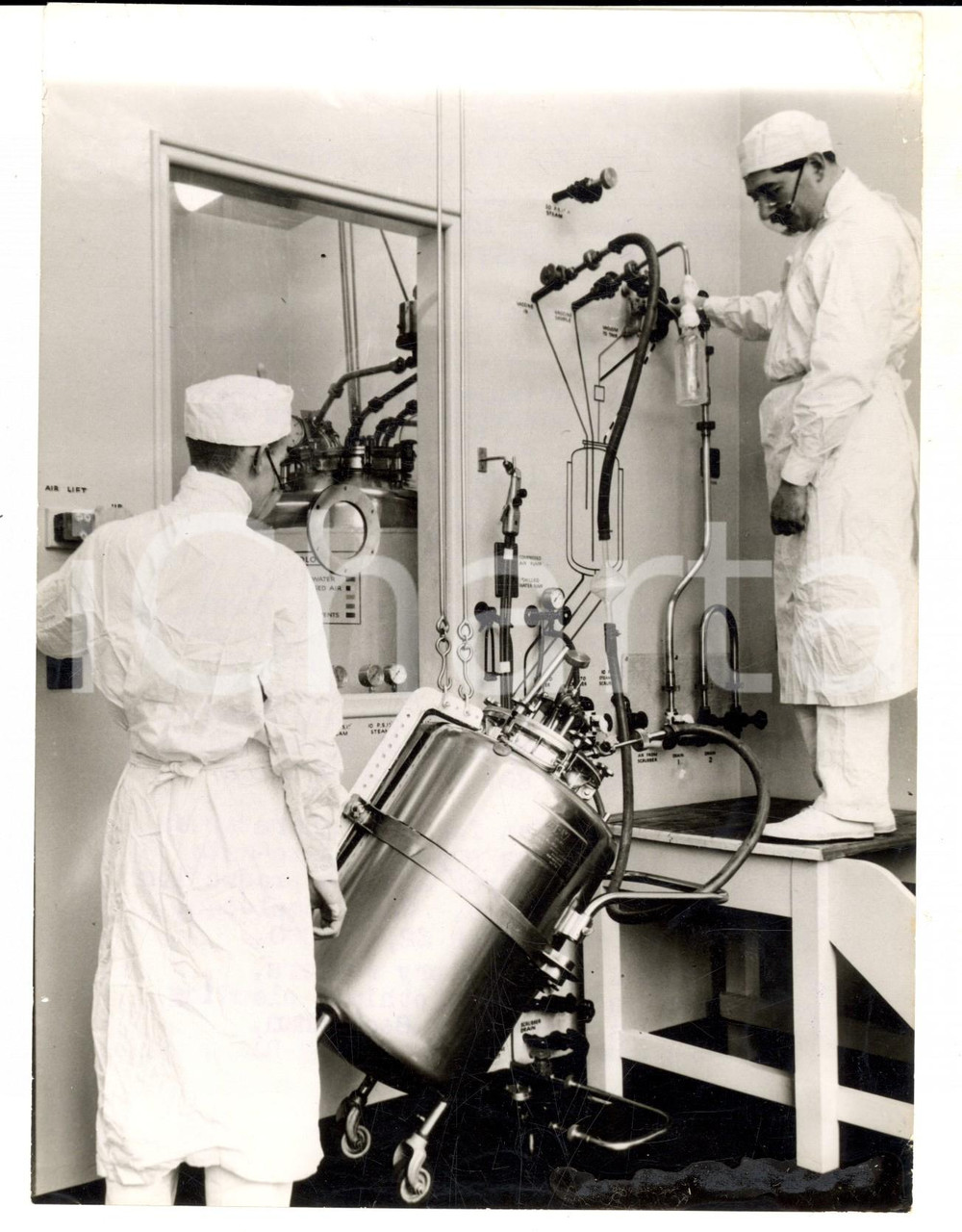 Fotografia d epoca originale 1959 BECKENHAM UK Laboratory workers blending the polio vaccine Photo 15x20 1