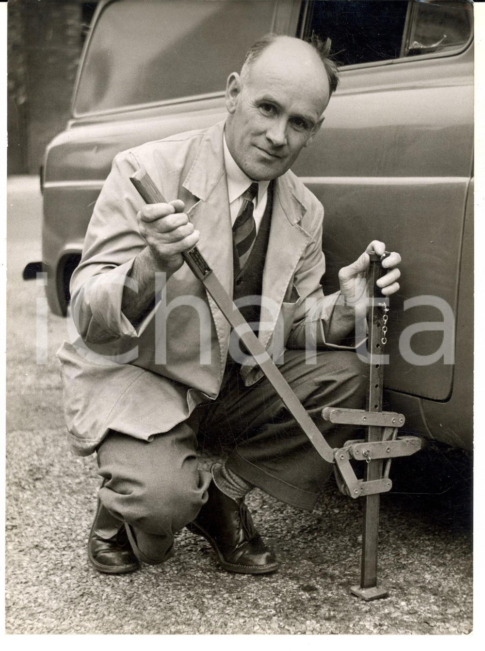 Fotografia d epoca originale 1959 ROGERSTONE The grocer Ernest CRABB invents a fivesecond car jack Photo 1