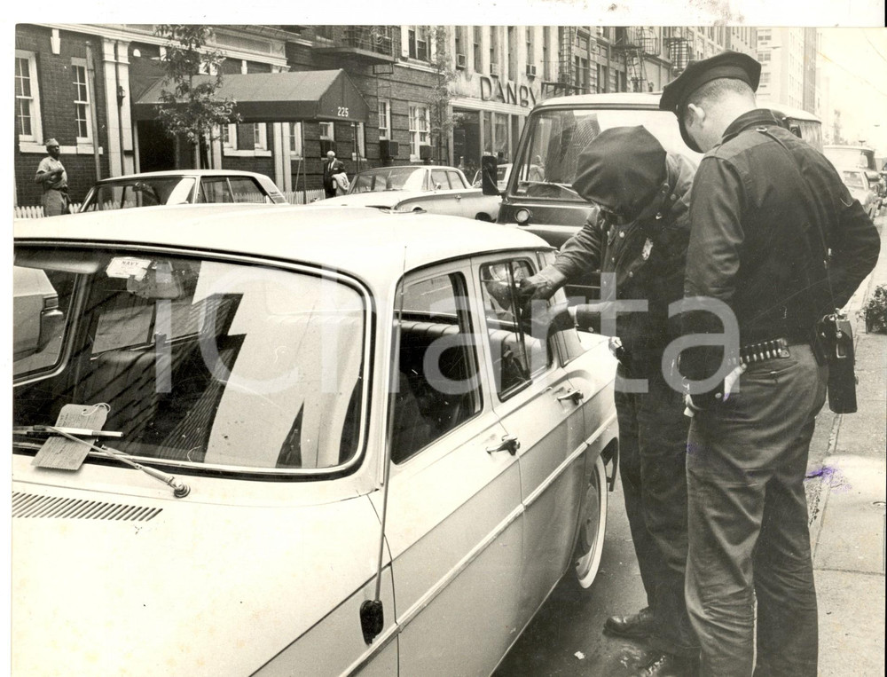 Fotografia d epoca originale 1966 NEW YORK La polizia sequestra un auto in divieto di sosta Foto 24x18 cm 1