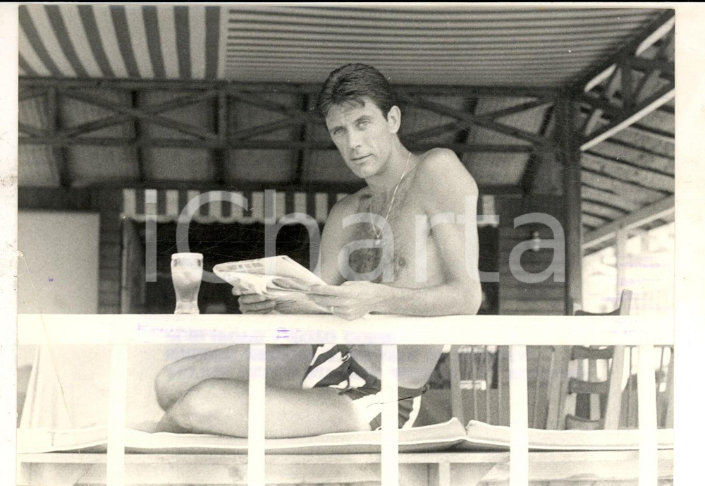 Fotografia d epoca originale 1963 FORTE DEI MARMI Cesare MALDINI si rilassa durante le vacanze Foto 18x13 1