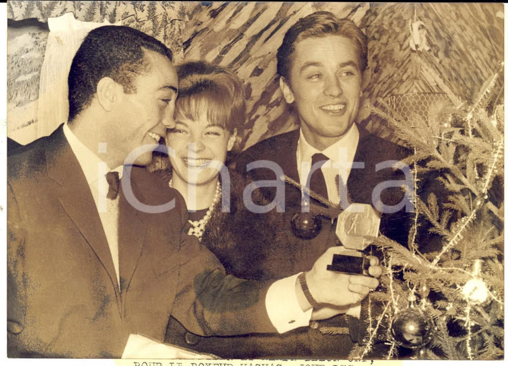 1960 PARIS MONTMARTRE Pugile Aissa HASHAS con Romy SCHNEIDER e Alain DELON *Foto