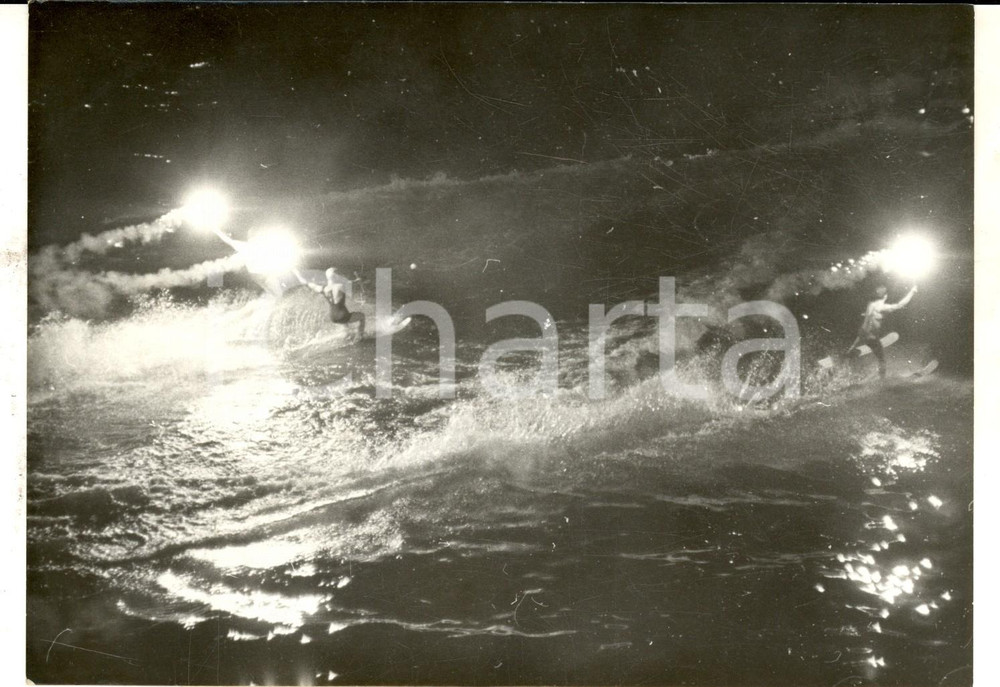 Fotografia d epoca originale 1960 PARIS Ski nautique nocturne sur la Seine Photographie 18x13 cm 1