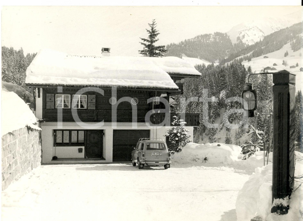 Fotografia d epoca originale 1966 GSTAAD CH Lo chalet di Charles WILMERS che ospita Jacqueline KENNEDY Foto 1